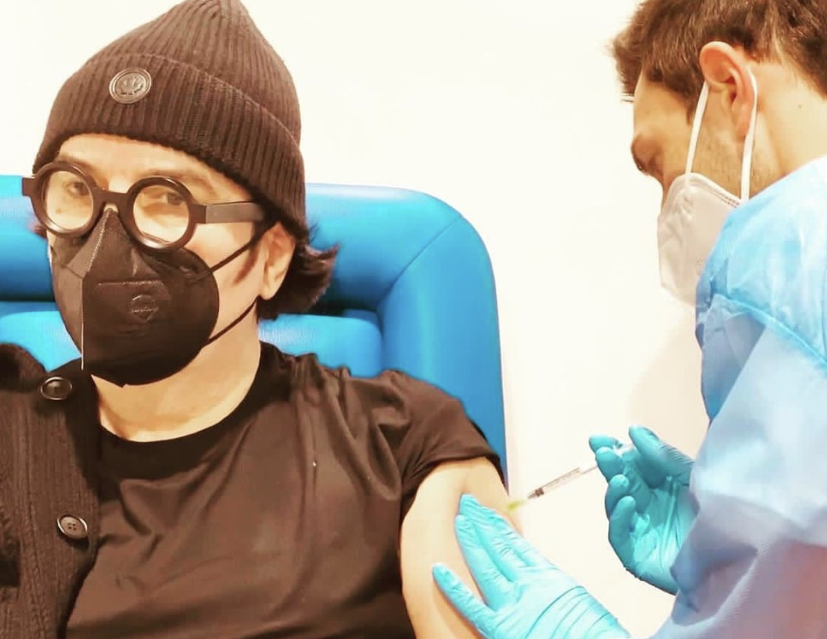 Renato Zero si vaccina: “Viva la vita! Viva il vaccino!” – FOTO
