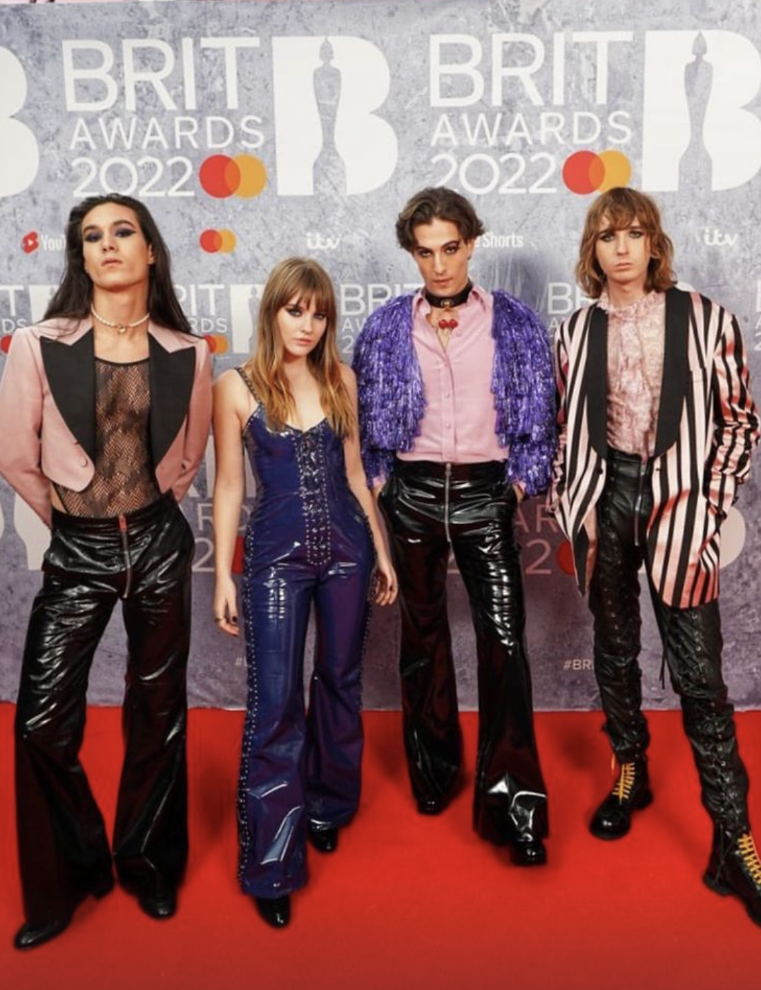 Brit Awards, i Maneskin non vincono ma incantano con un look mozzafiato – GALLERY