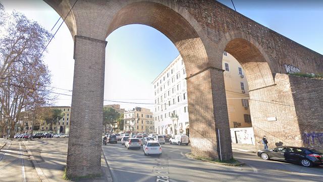 Roma, crolla una parte dell’arco di Porta Maggiore: i dettagli