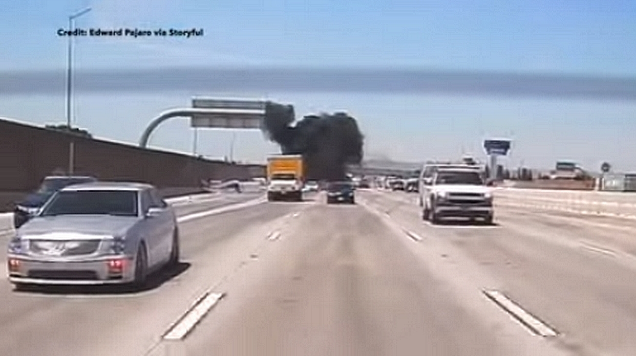 California, aereo precipita in autostrada e si schianta: ecco chi c’era a bordo