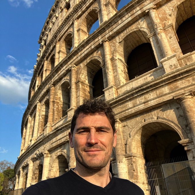 Roma, dopo il caos social Casillas si rilassa davanti al Colosseo
