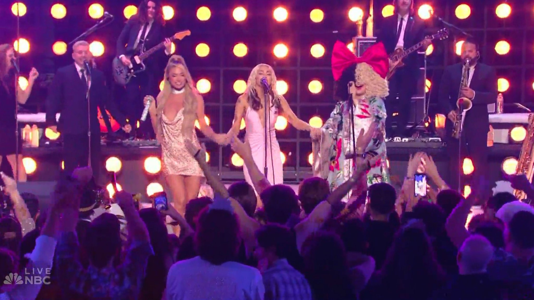 Paris Hilton, Miley Cyrus e Sia (in)cantano insieme Stars Are Blind