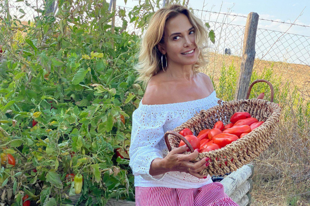 Barbara D'Urso va a raccogliere pomodori