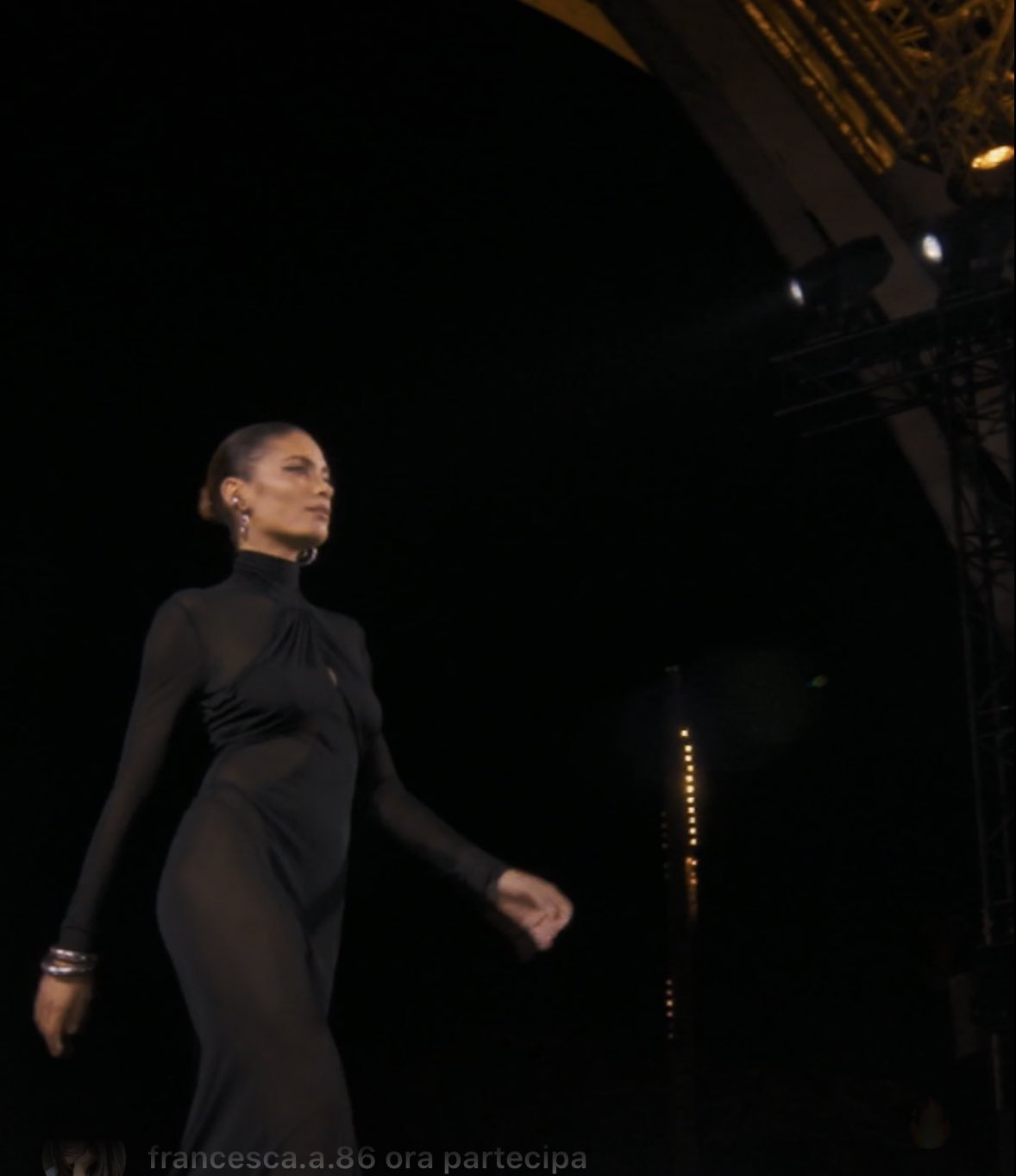 Fashion Week di Parigi | Elodie infiamma per la sfilata ‘L’Oréal Paris’ – VIDEO