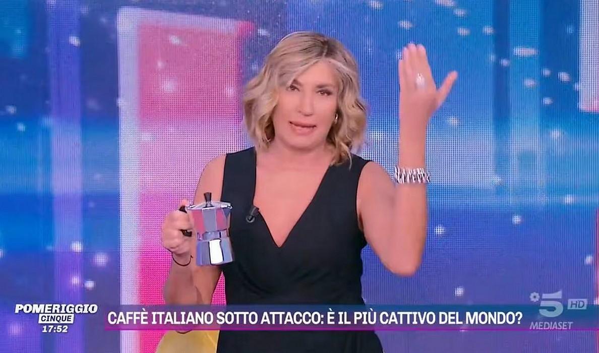 Pomeriggio 5 Myrta Merlino si presenta in studio col caffeuccio della D’Urso